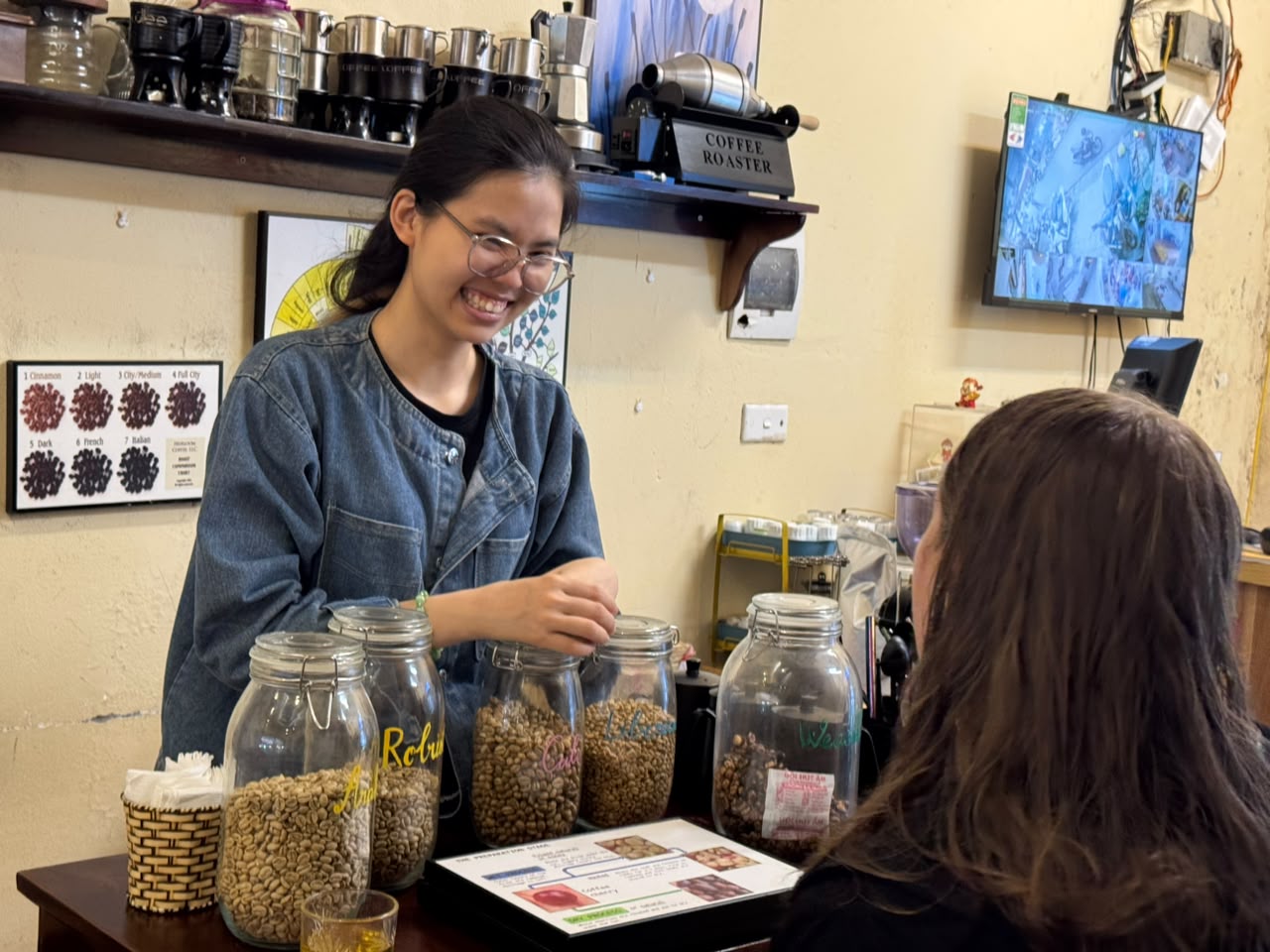 Barista teaching coffee class